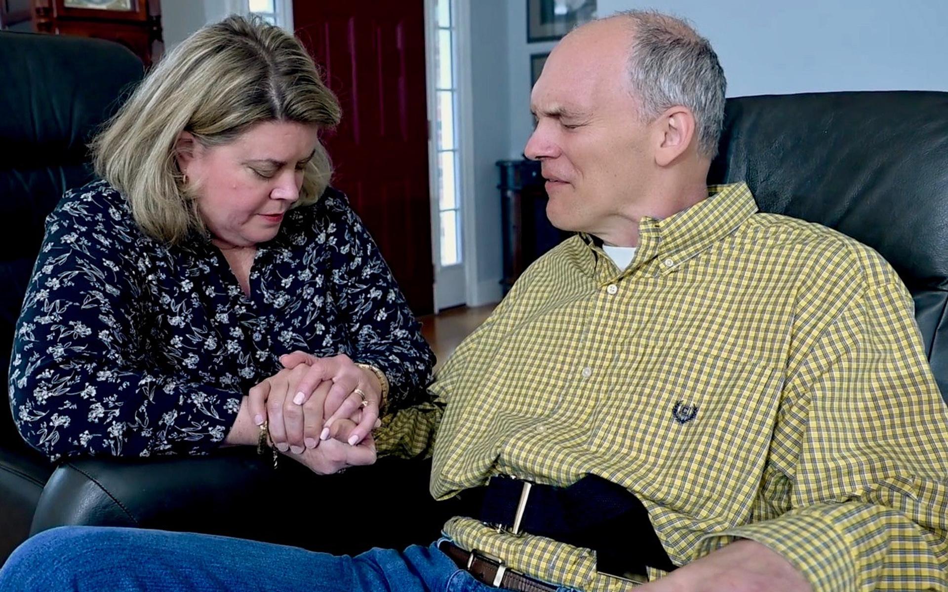 Wayne und Lori Mote im gemeinsamen Gebet