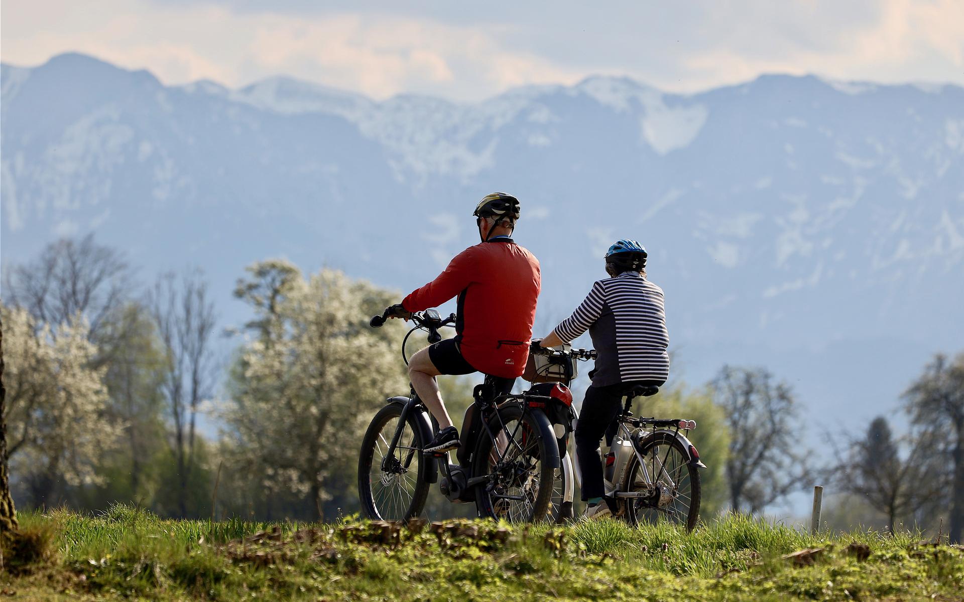Ein Ehepaar, unterwegs mit dem E-Bike