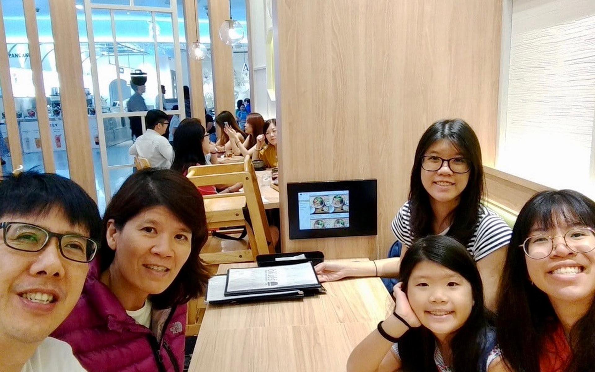 Pastor Lai Kai Ming mit seiner Familie