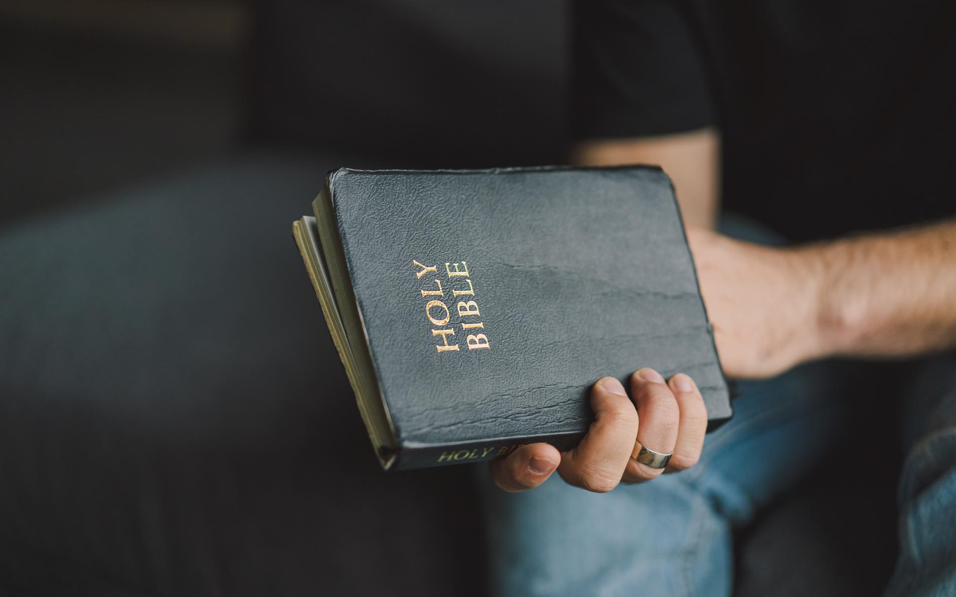 Mann hält Bibel