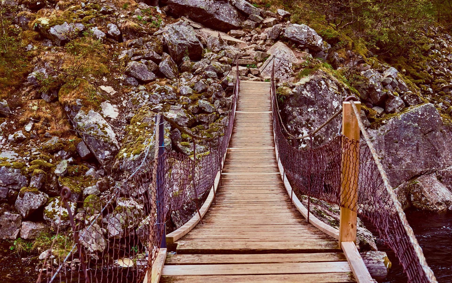 Schmale Holzbrücke in den Bergen