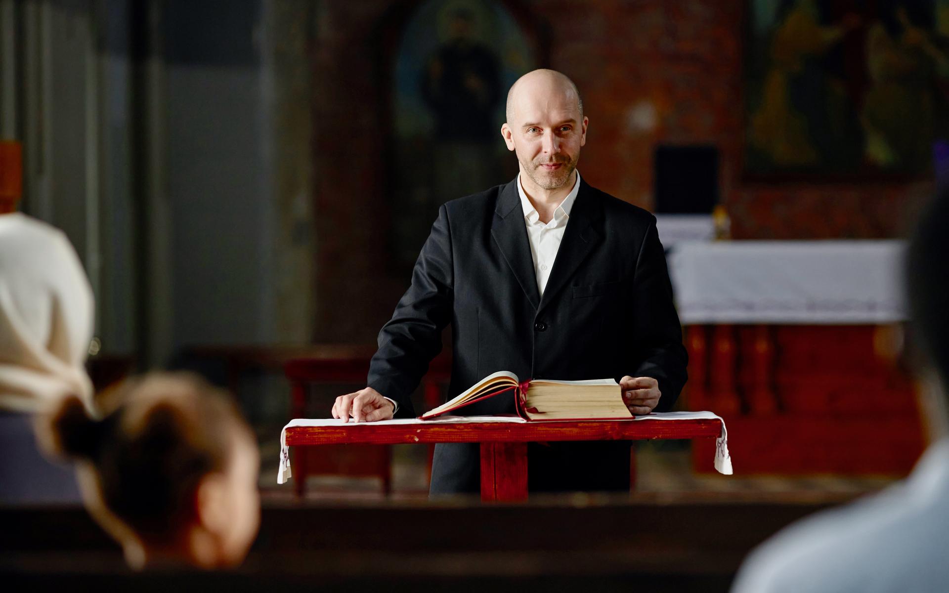 Der Pastor hält eine Predigt