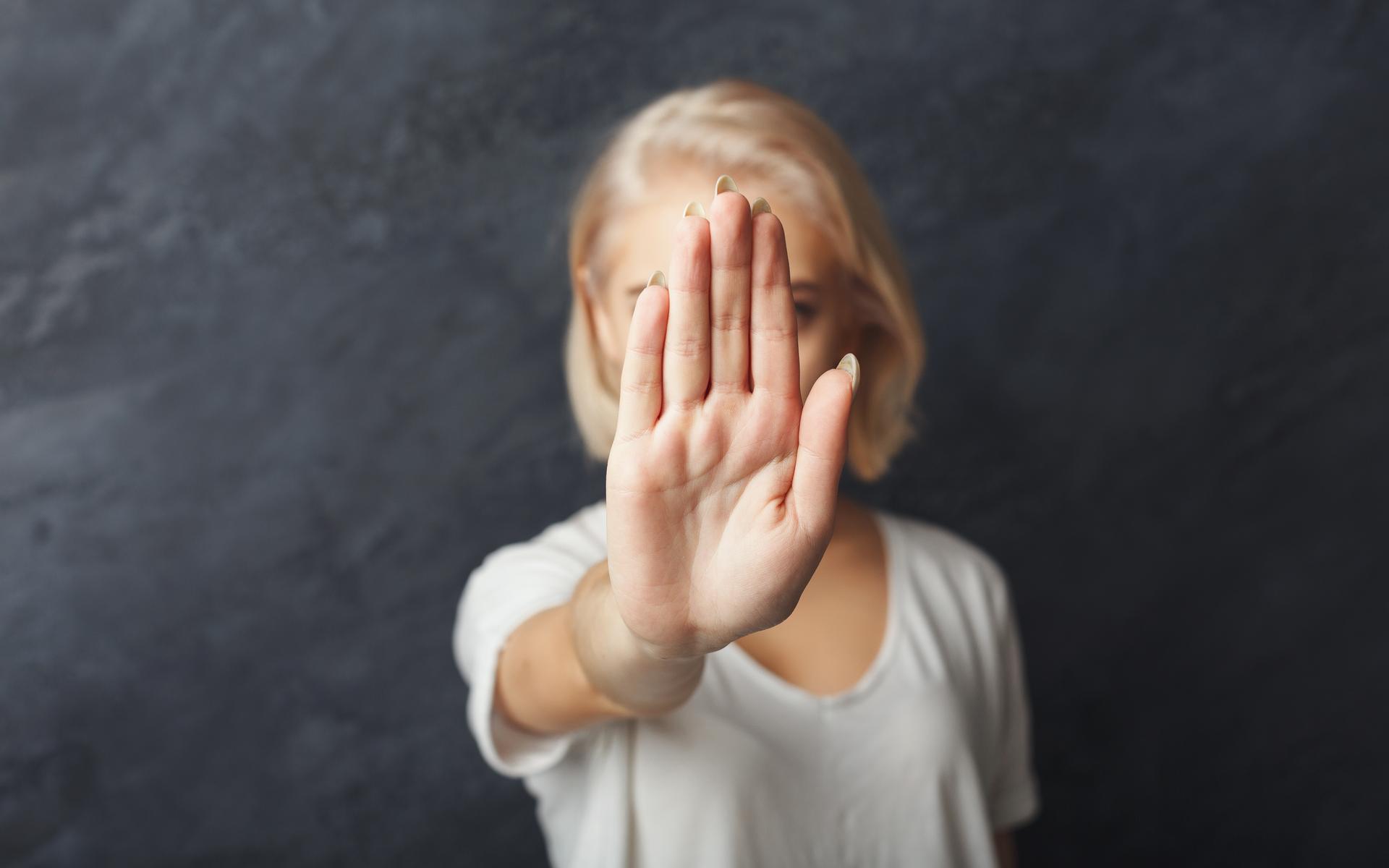 Junge Frau sagt: «Nein»