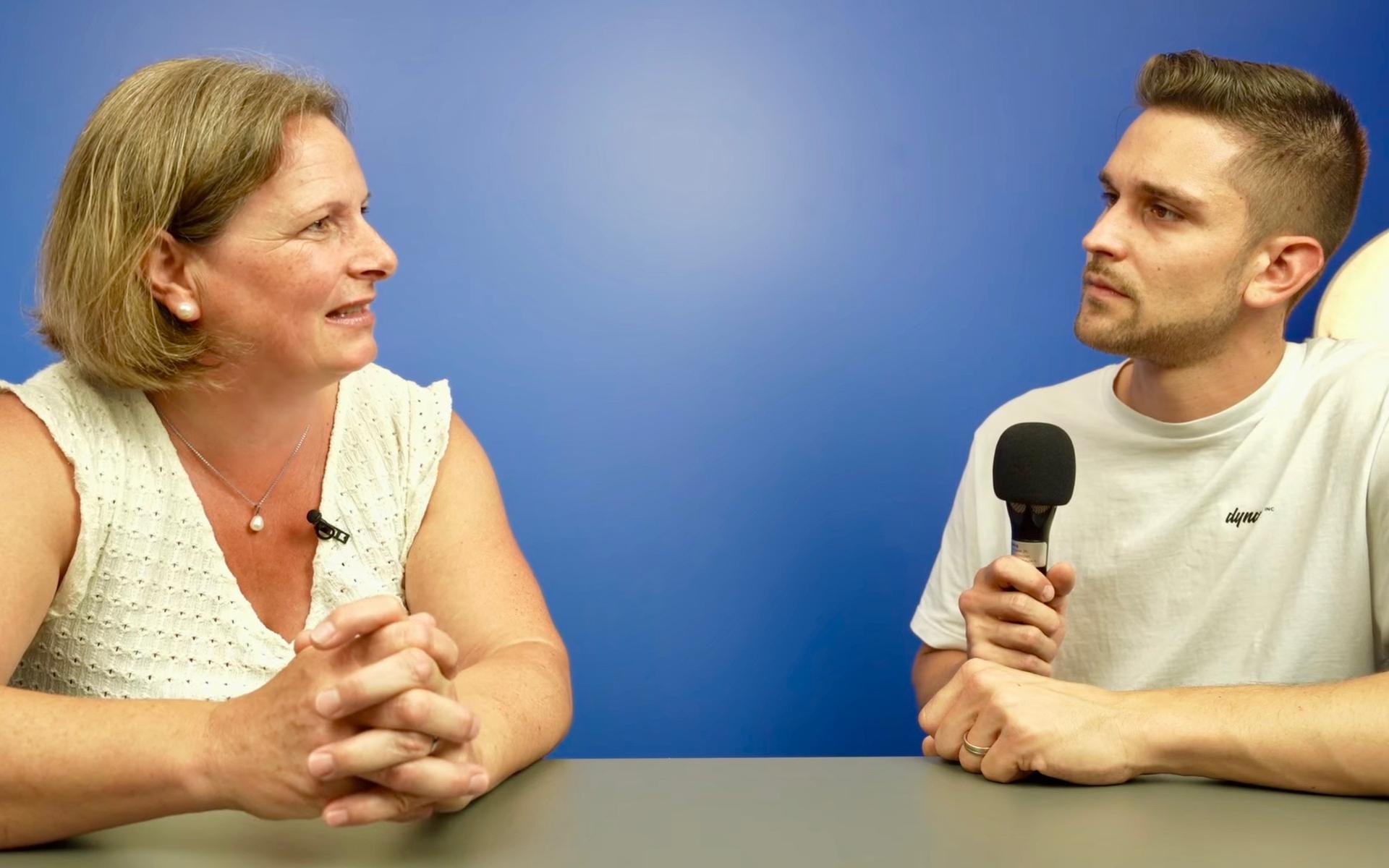 Edith, die Mutter von Remo im Gespräch mit Janic Müller