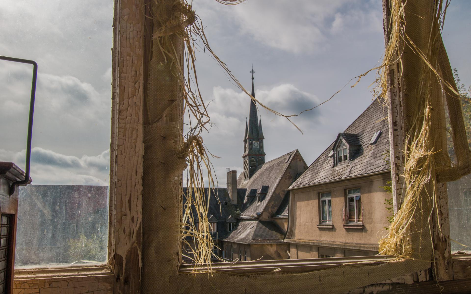 Eine Kirche aus einem kaputten Fenster