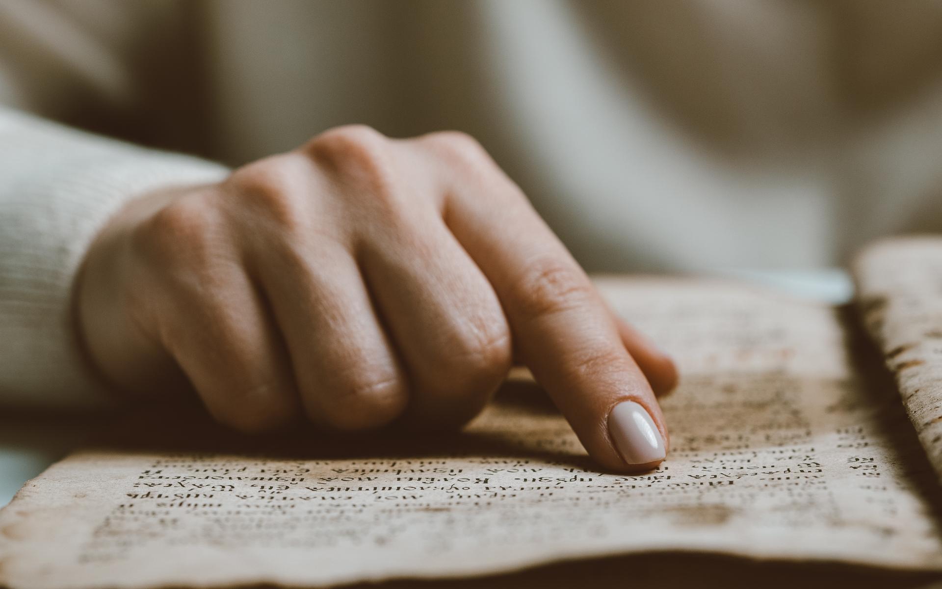 Frau liest in einem alten Buch