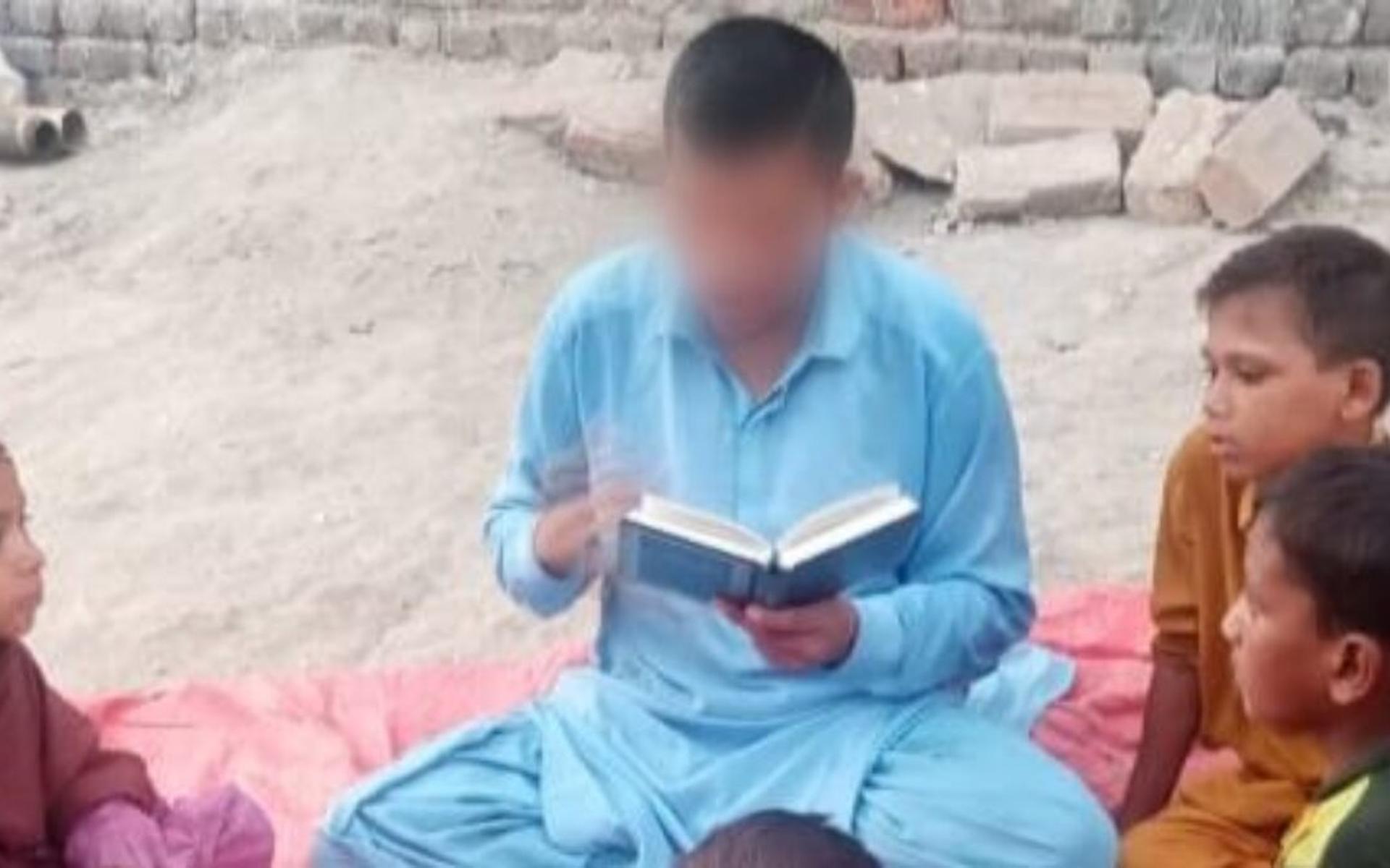 Sabir gibt Kindern in der Gemeinde Bibelunterricht 