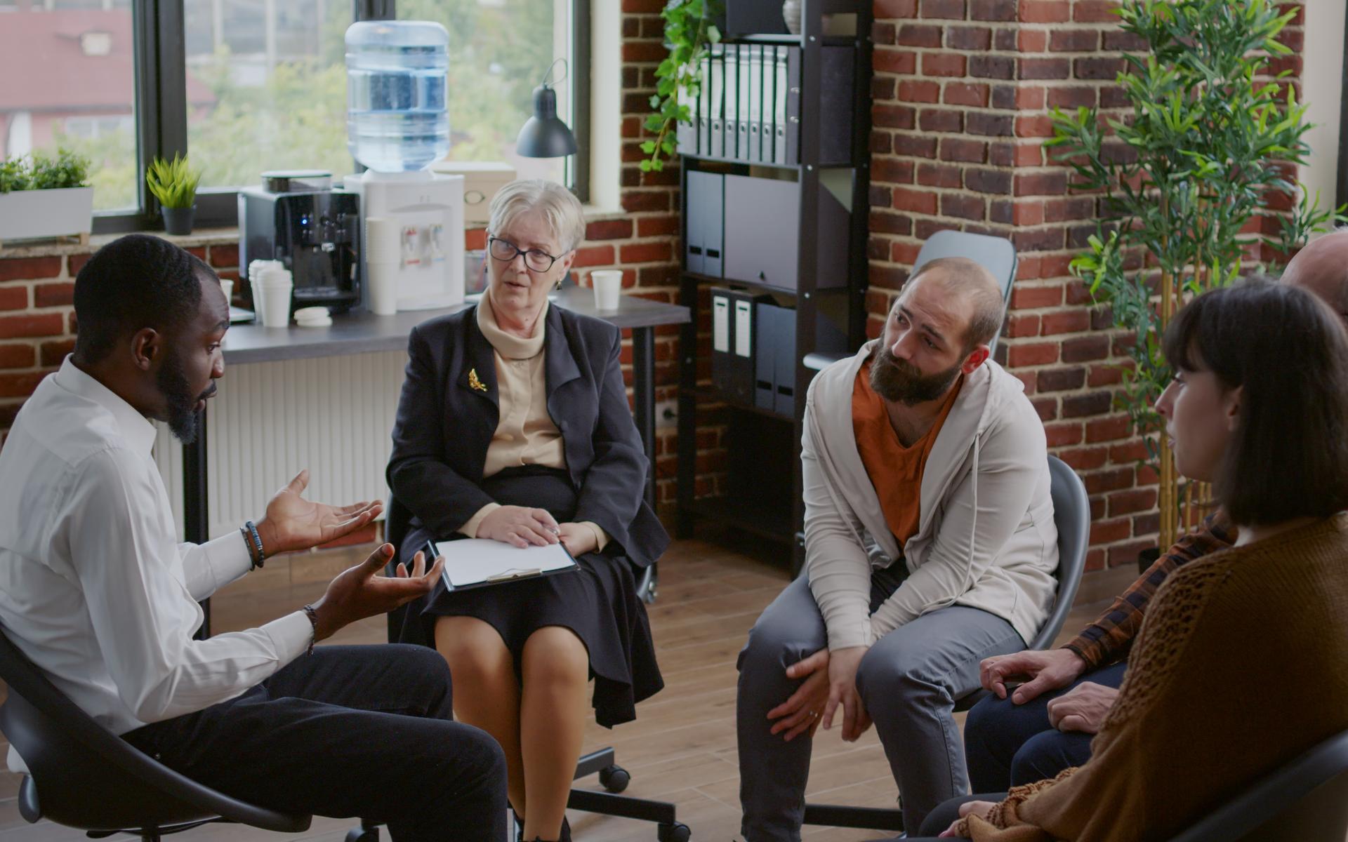 Menschen in einem intensiven Gespräch
