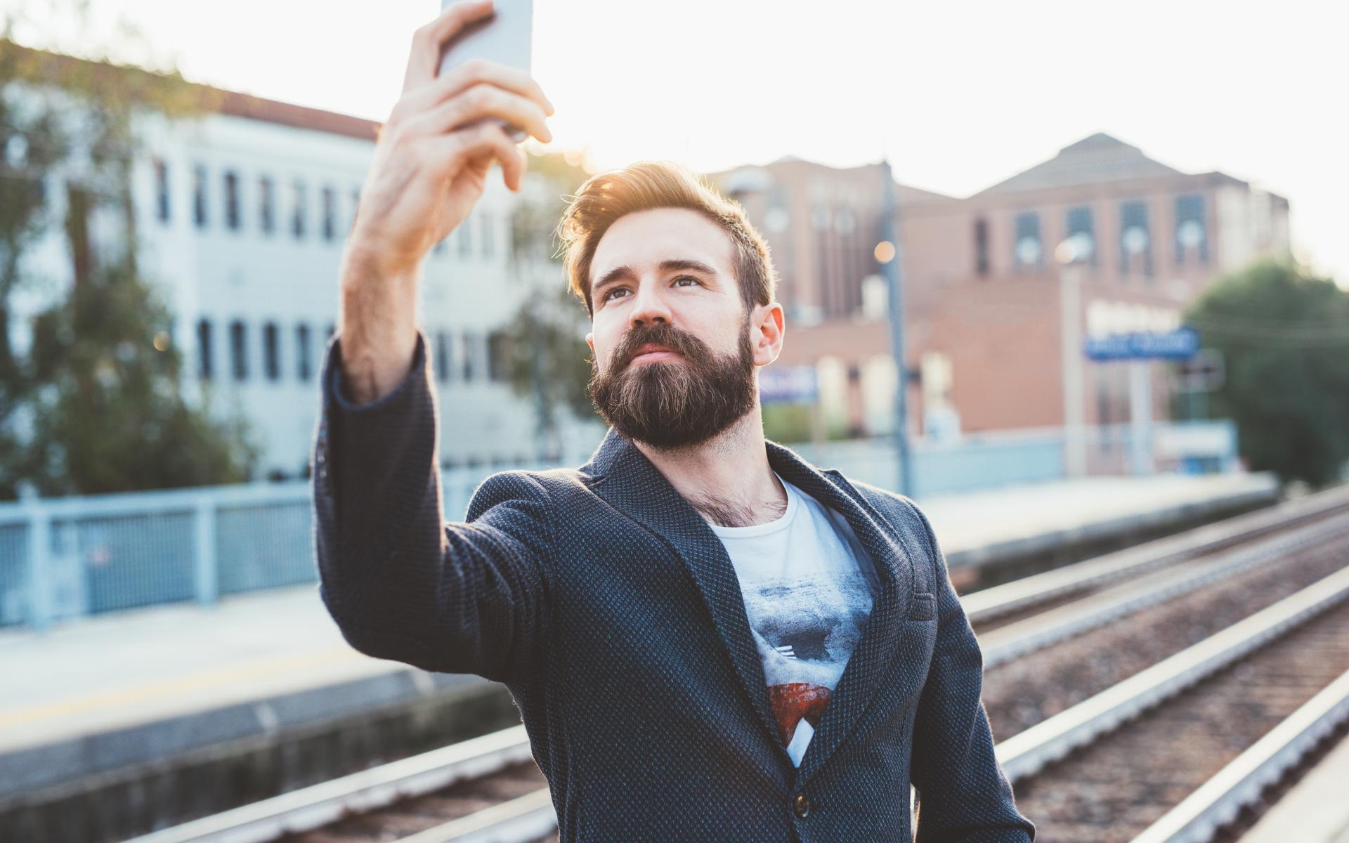 EIn Mann schiesst ein Selfie an einem riskanten Ort