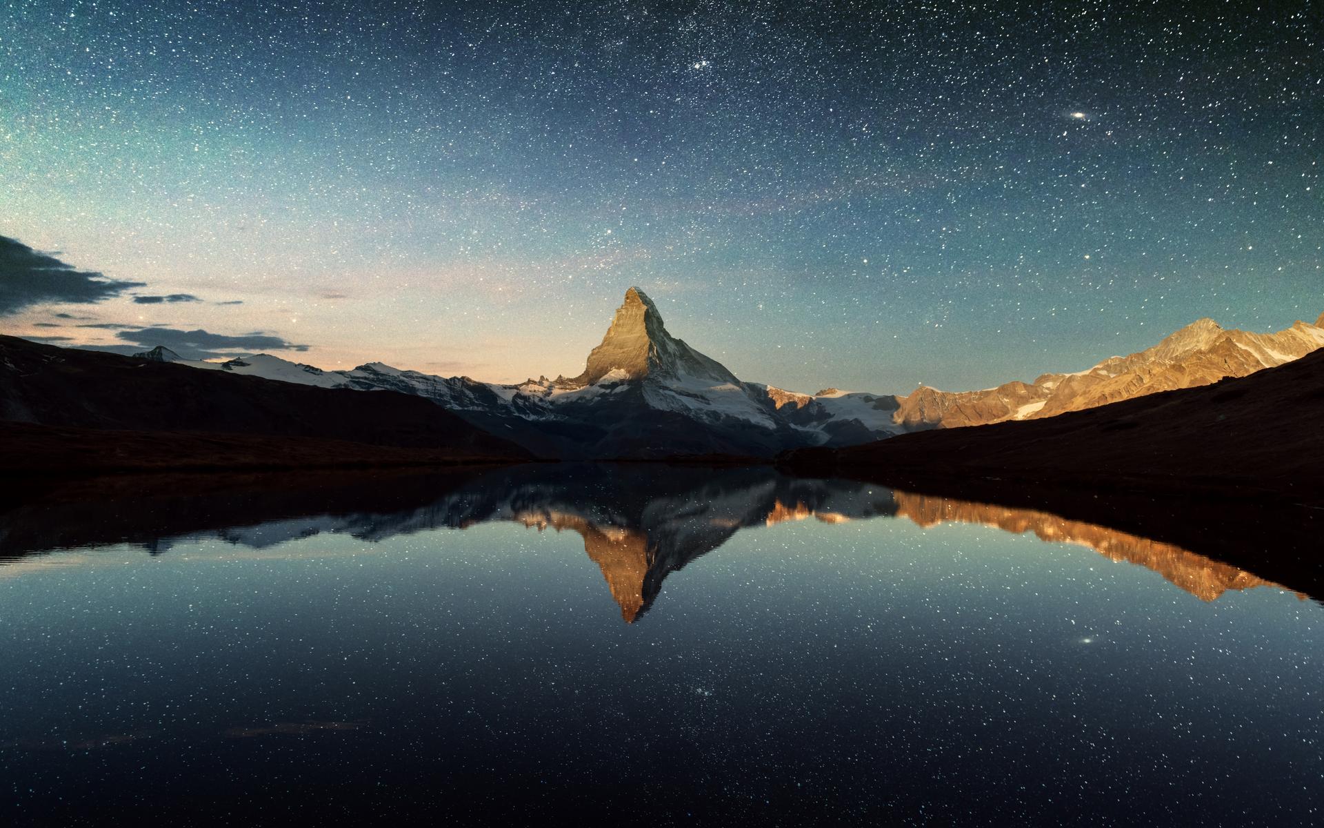 Das Matterhorn bei Nacht - umringt von Sternen.