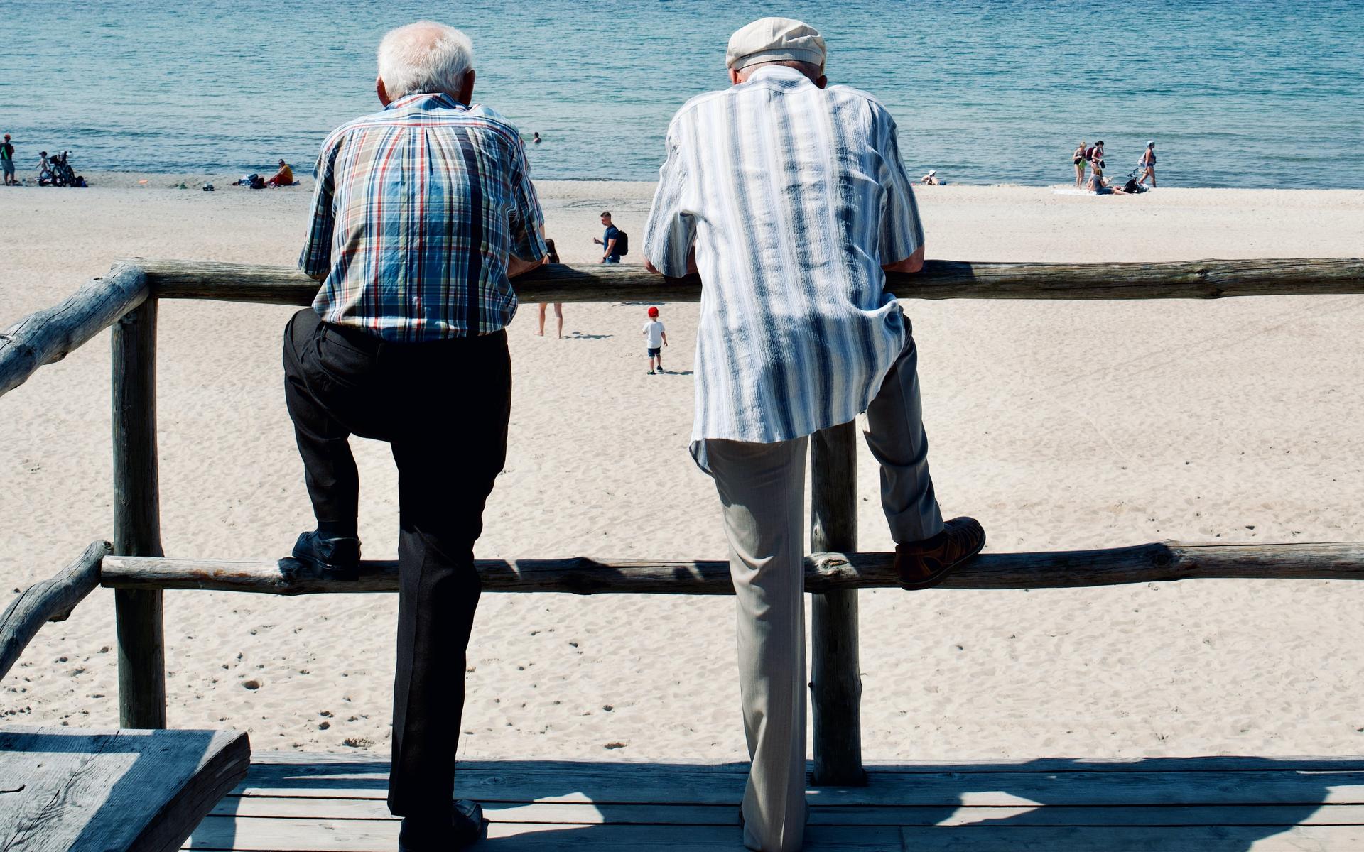 Zwei ältere Männer am Strand
