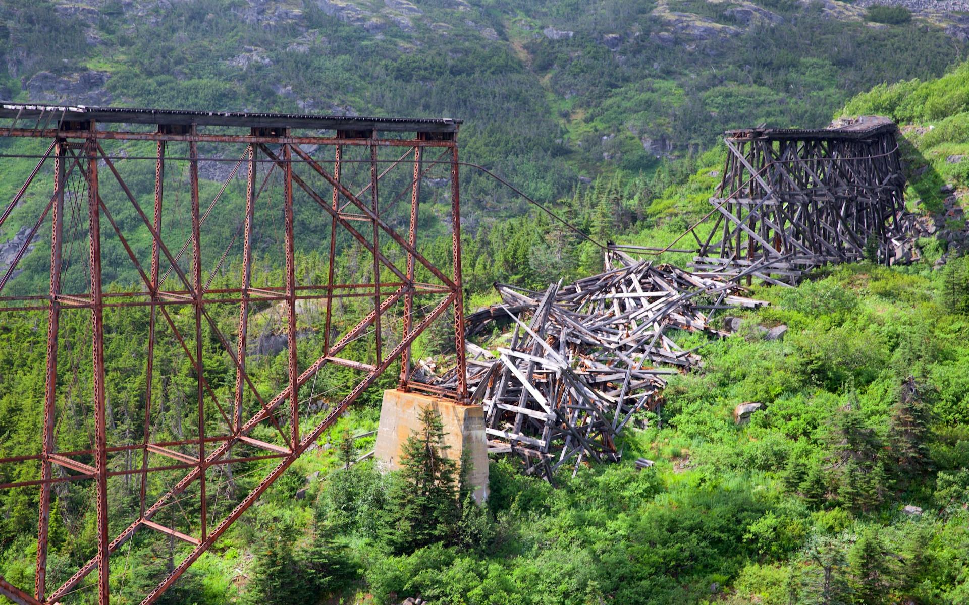 Eine eingestürzte Brücke verursachte den Tod vieler Menschen.