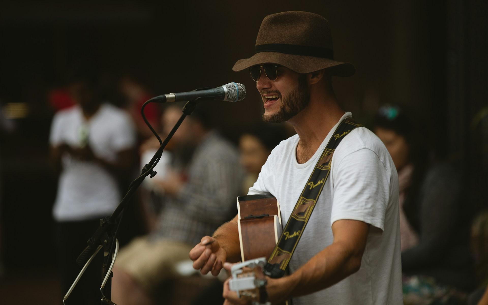 Mit Gitarre und Gesang lässt es sich gut evangelisieren.