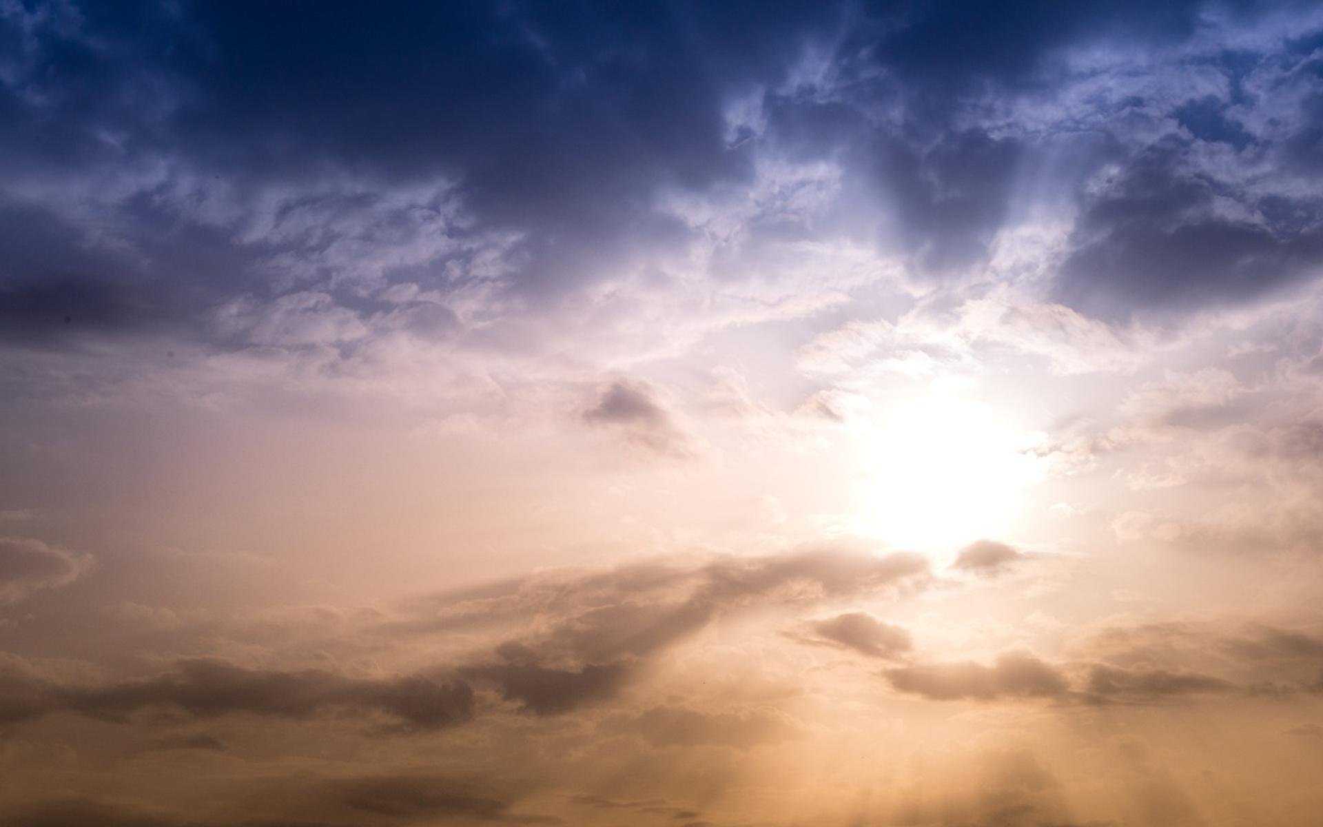 Blauer Himmel mit Wolken
