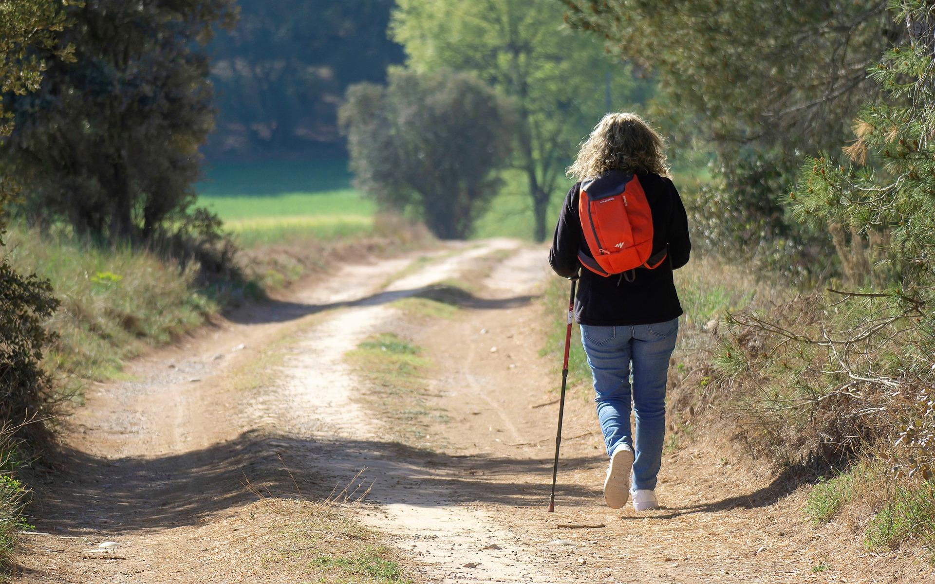 Frau auf einem Wanderweg