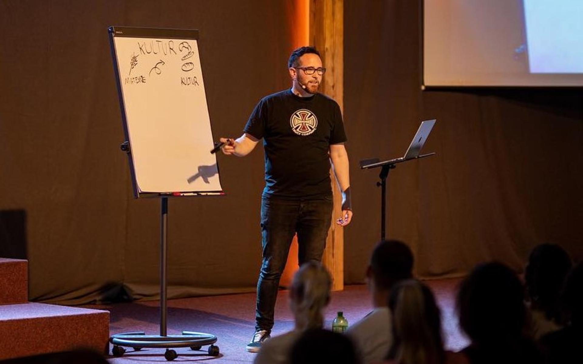 Nathanael Bubenzer ist ein Schweizer Unternehmer, Autor und Redner.