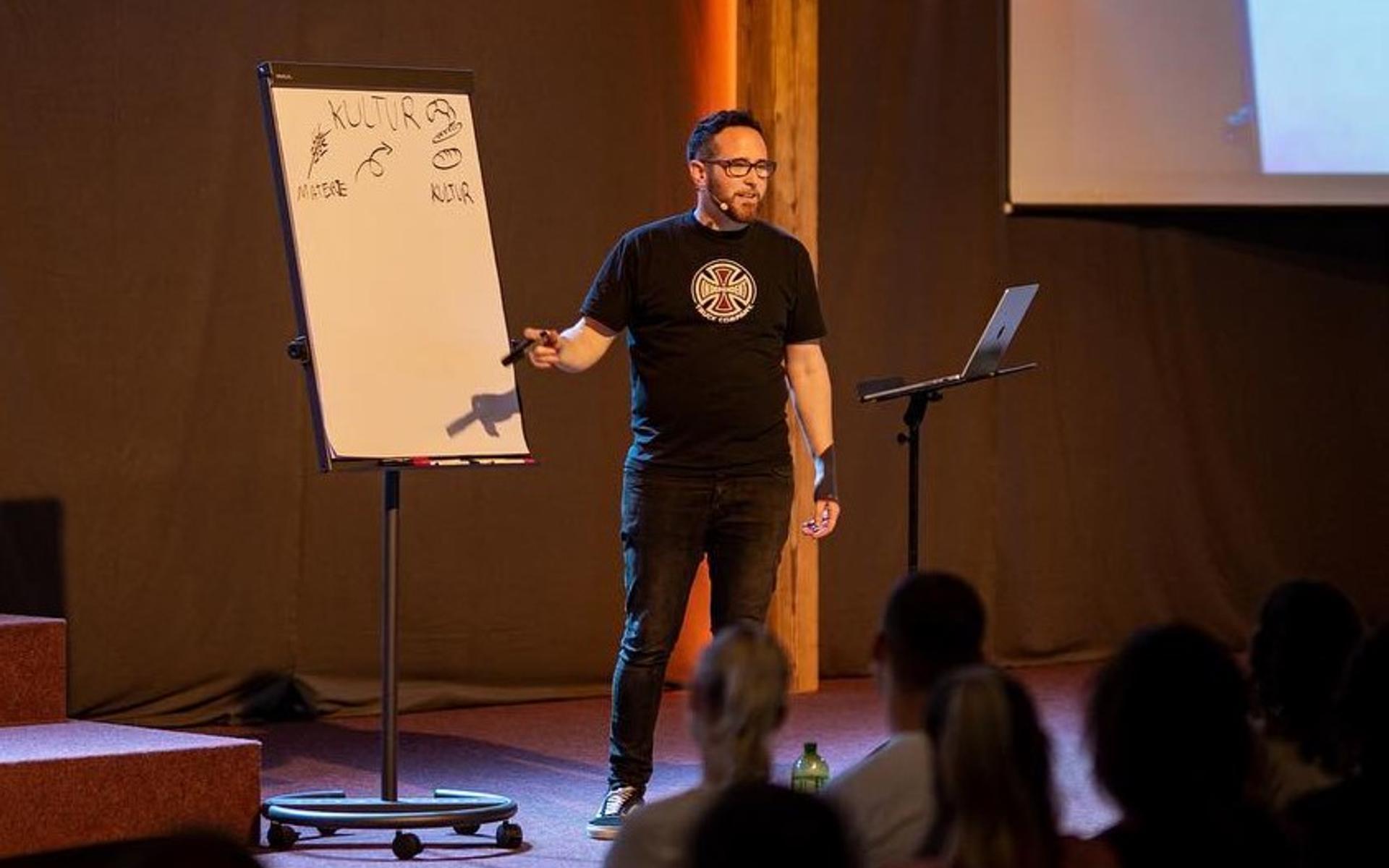Nathanael Bubenzer ist ein Schweizer Unternehmer, Autor und Redner.