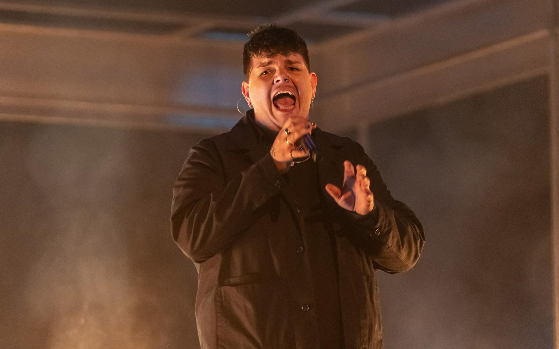 Der Künstler Isaak bei dem Auftritt beim Eurovision Song Contest