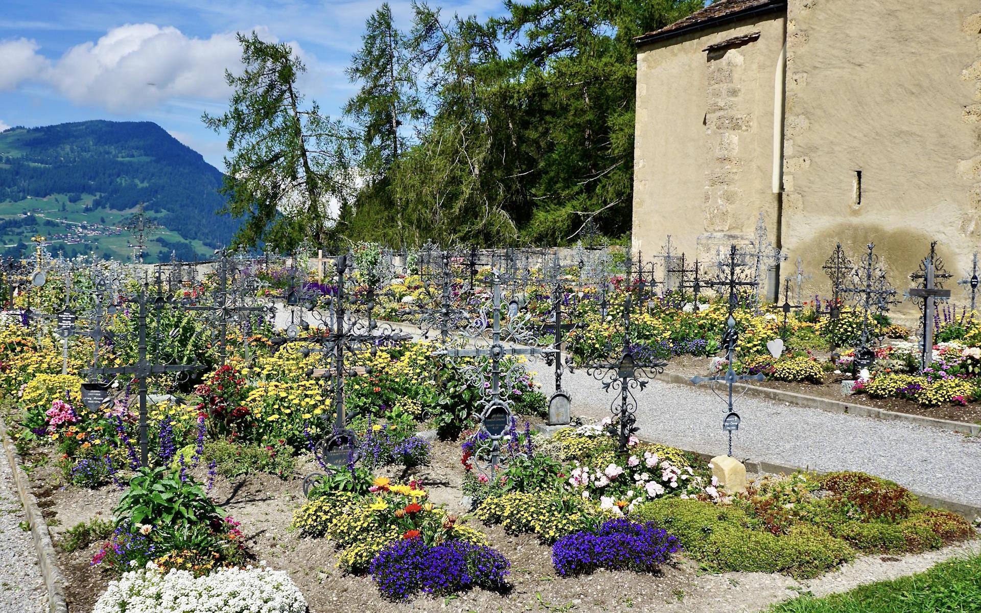Der Friedhof der Marienkirche von Lantsch/Lenz (GR) gilt als einer der schönsten Europas.