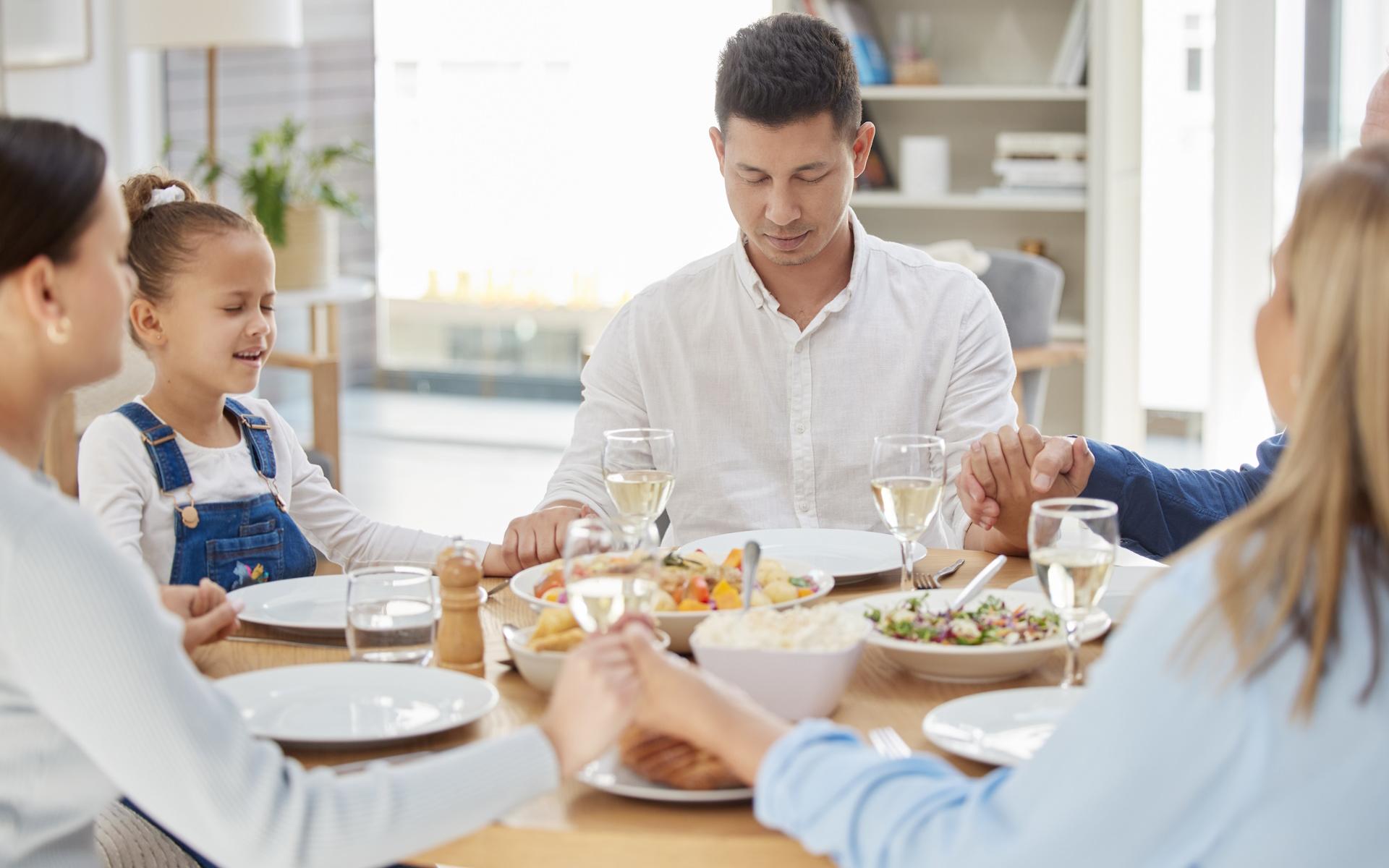 Viele Menschen beten aus Tradition vor dem Essen.