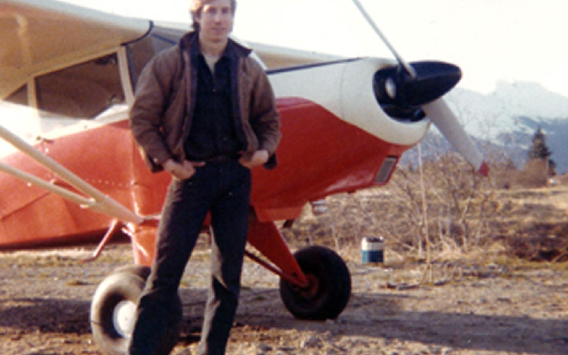 Mark Rose vor seinem Flugzeug