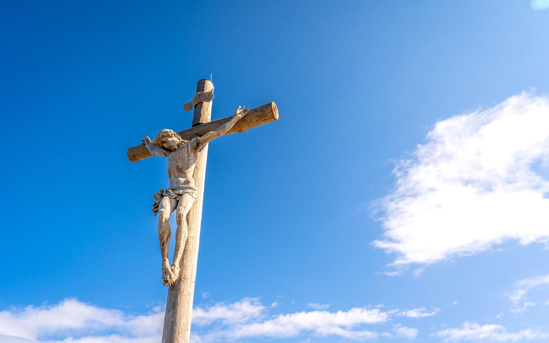 Holzstatue vom gekreuzigten Jesus