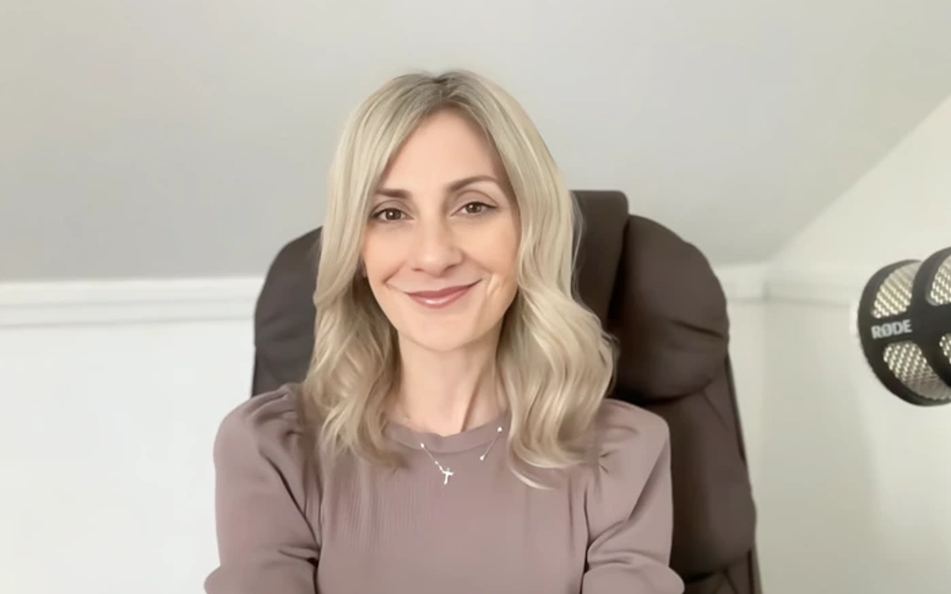 Jenn Nizza fand den Weg aus der Esoterik durch Jesus Christus.