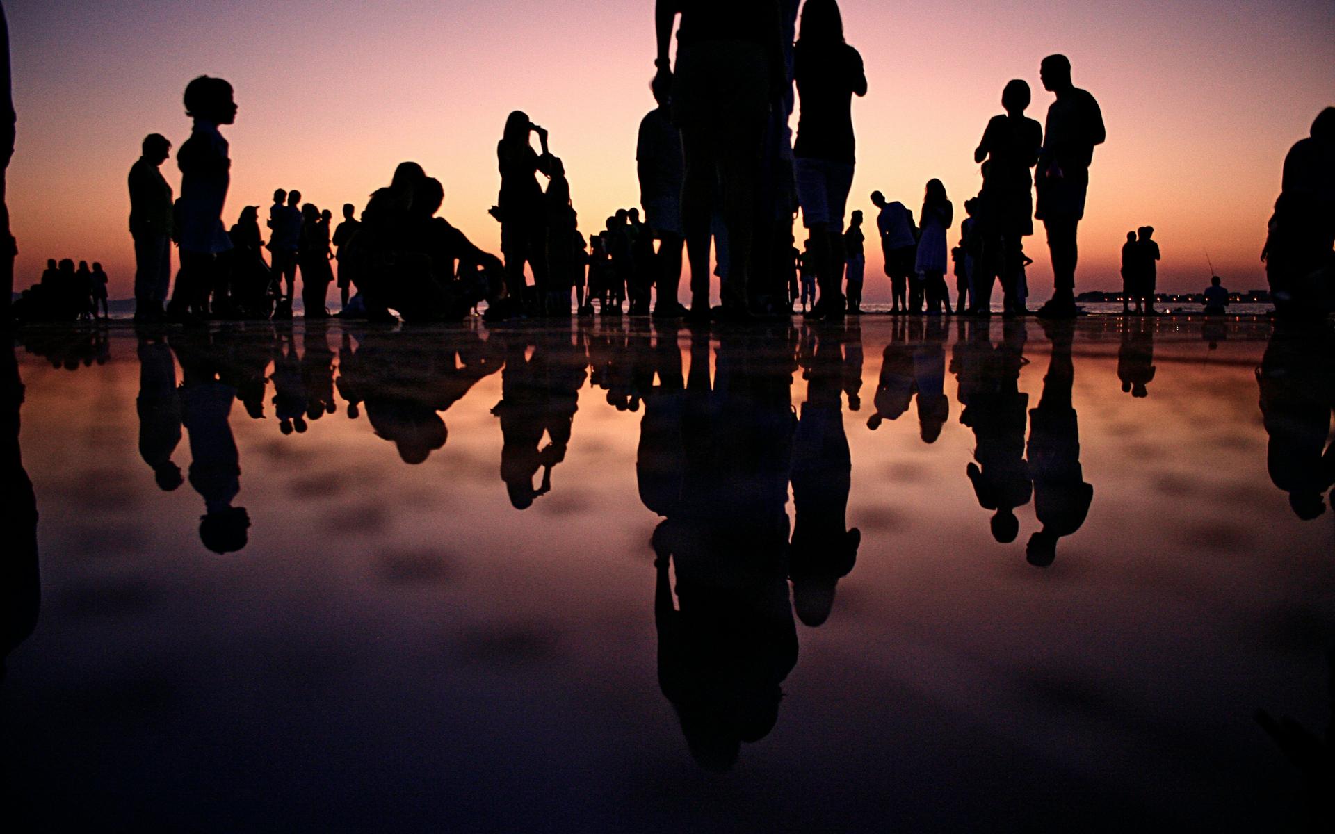Menschen bei Sonnenuntergang