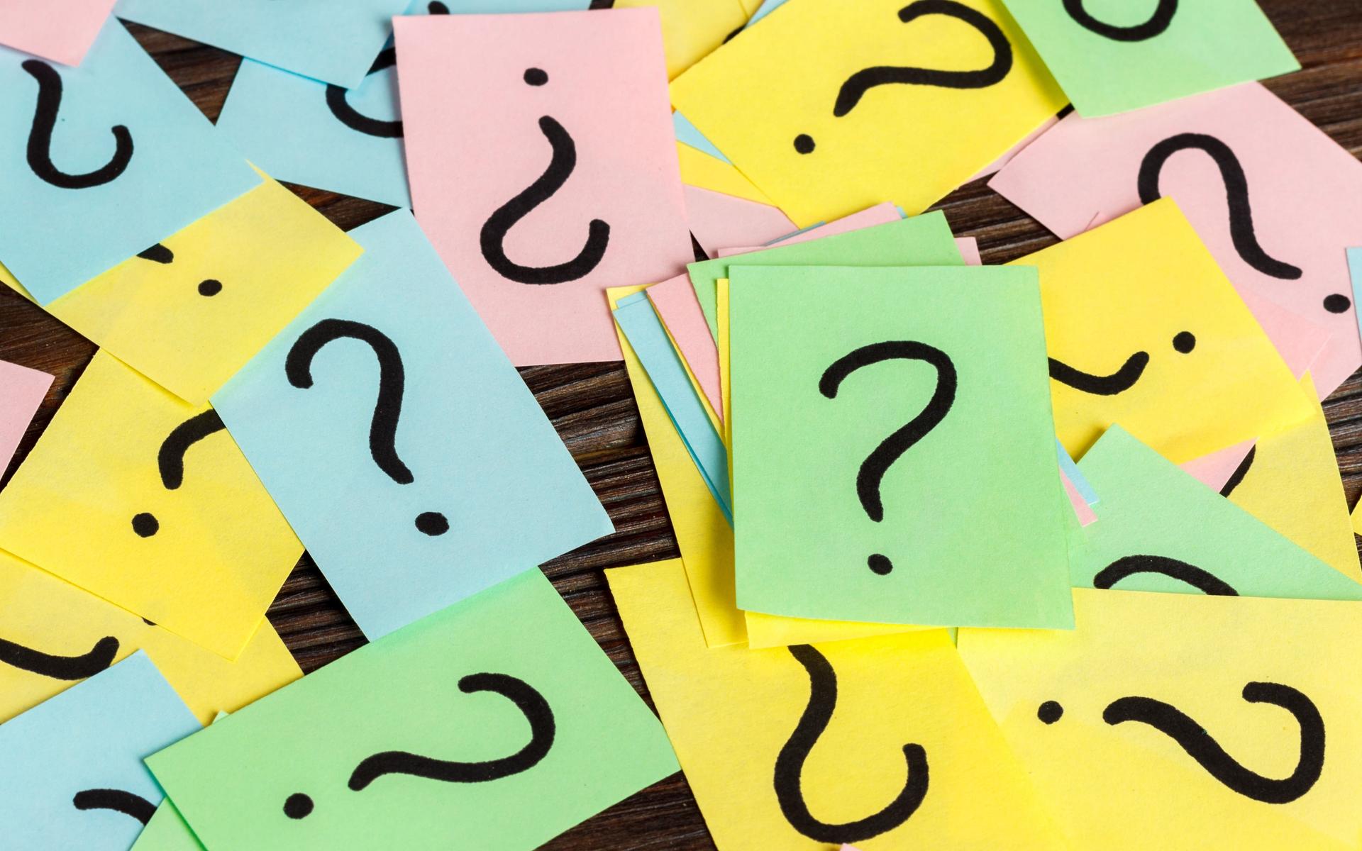 Post-its mit Fragezeichen
