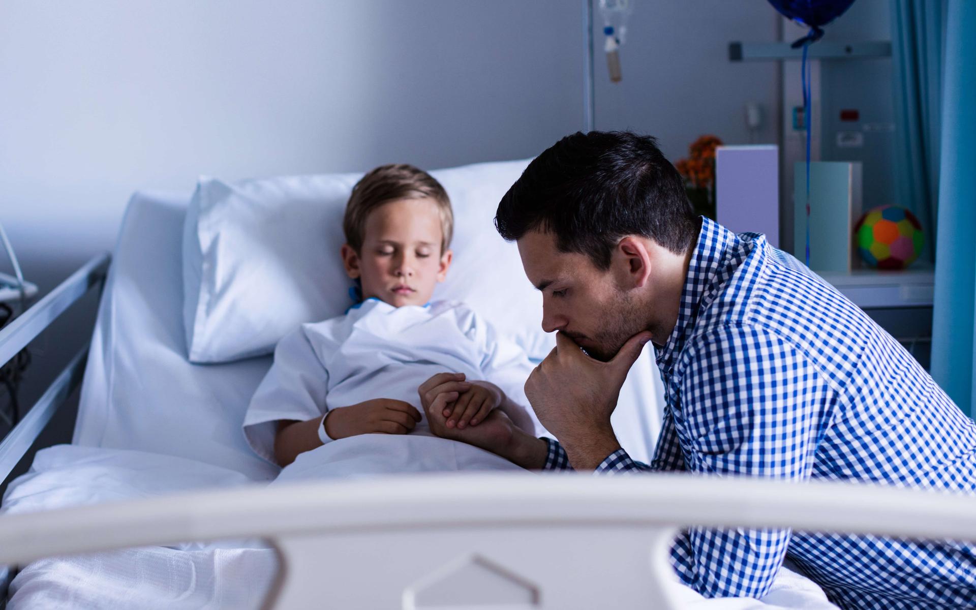 Vater besucht sein Kind im Spital