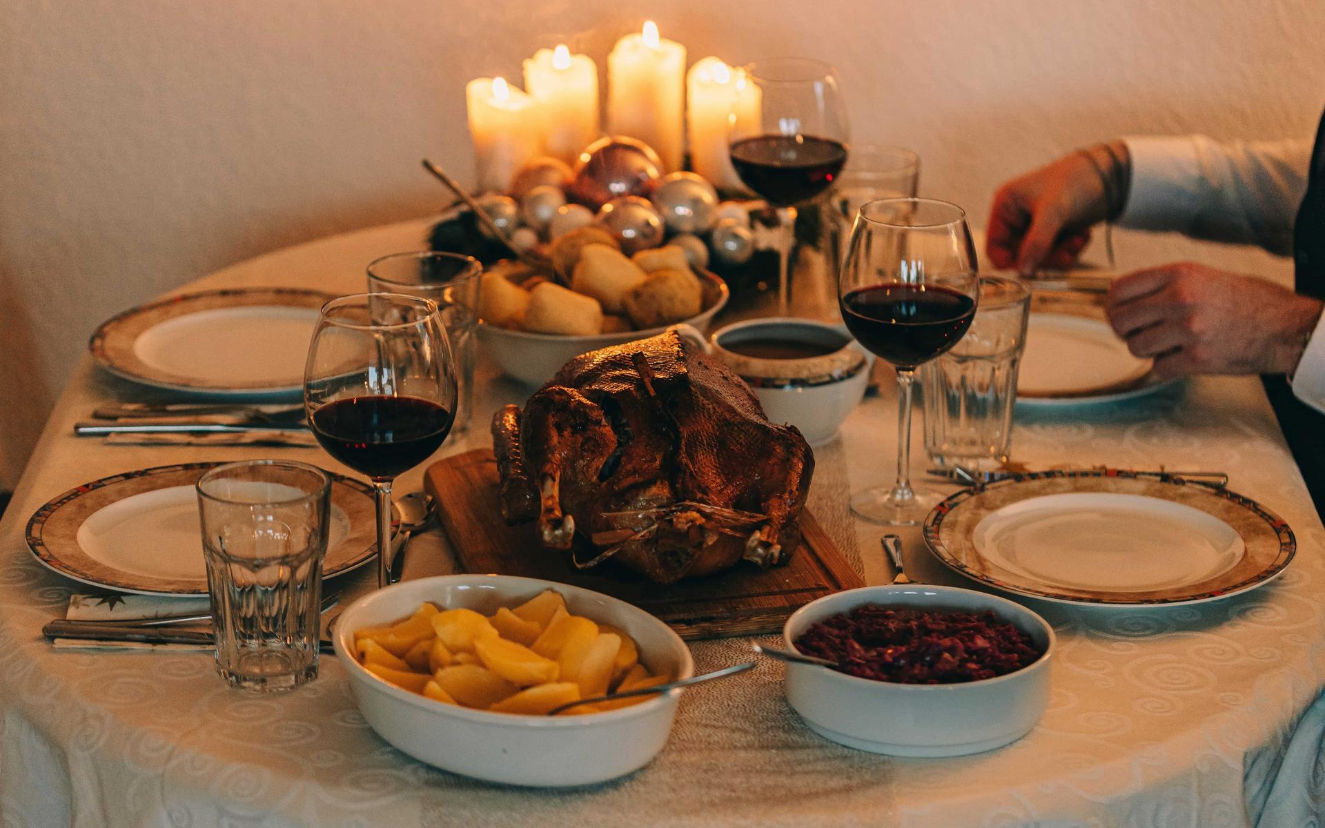 Gedeckter Tisch mit Abendmahl