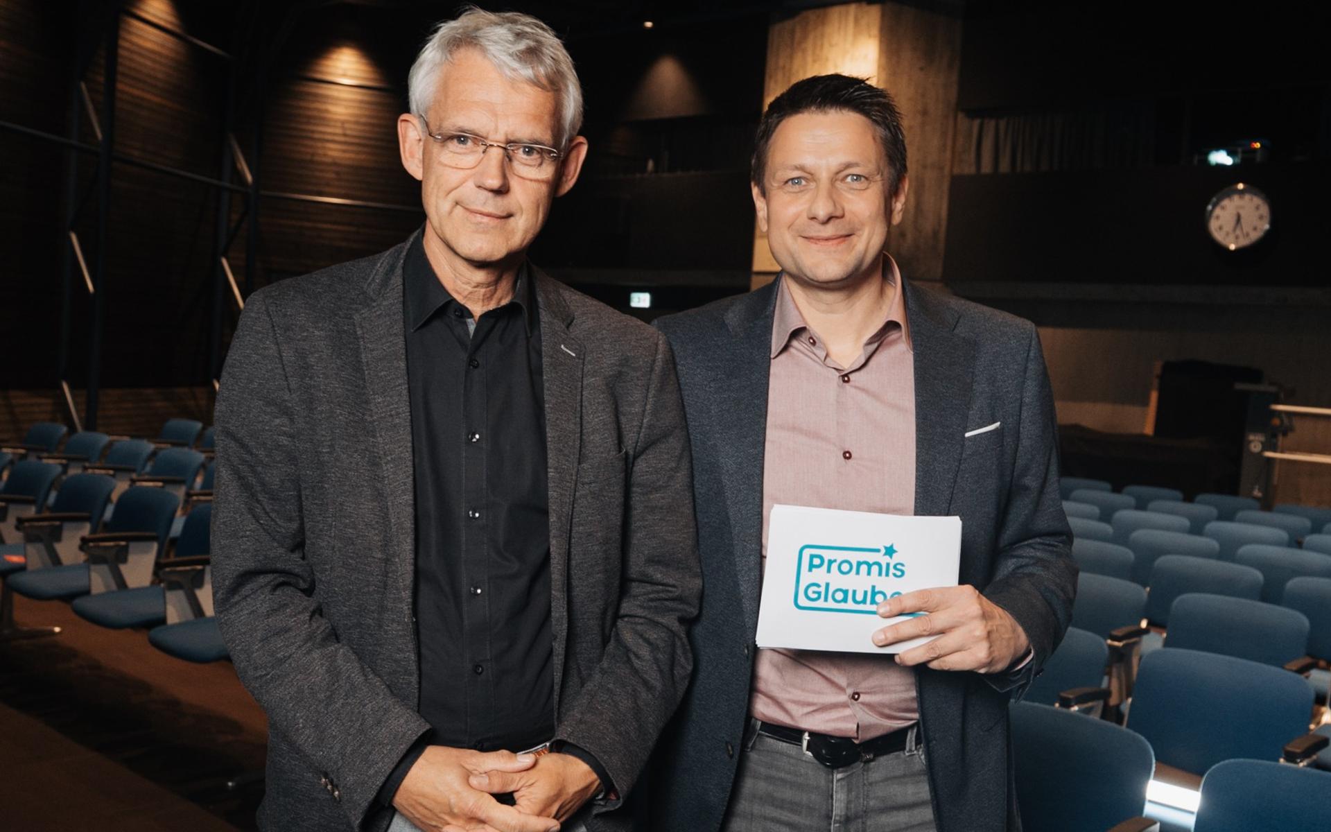 Prof. Dr. Heino Falcke (links) mit PromisGlauben-Chefredakteur Markus Kosian