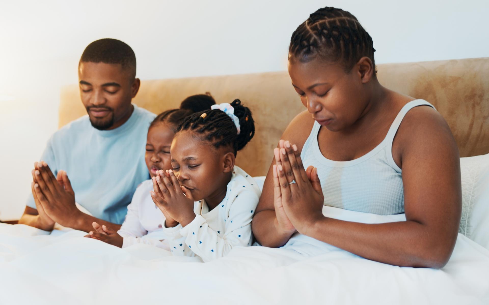 Durch die Herzenssprache des Gebets kann man als Familie Gottes Stimme hören (Symbolbild)