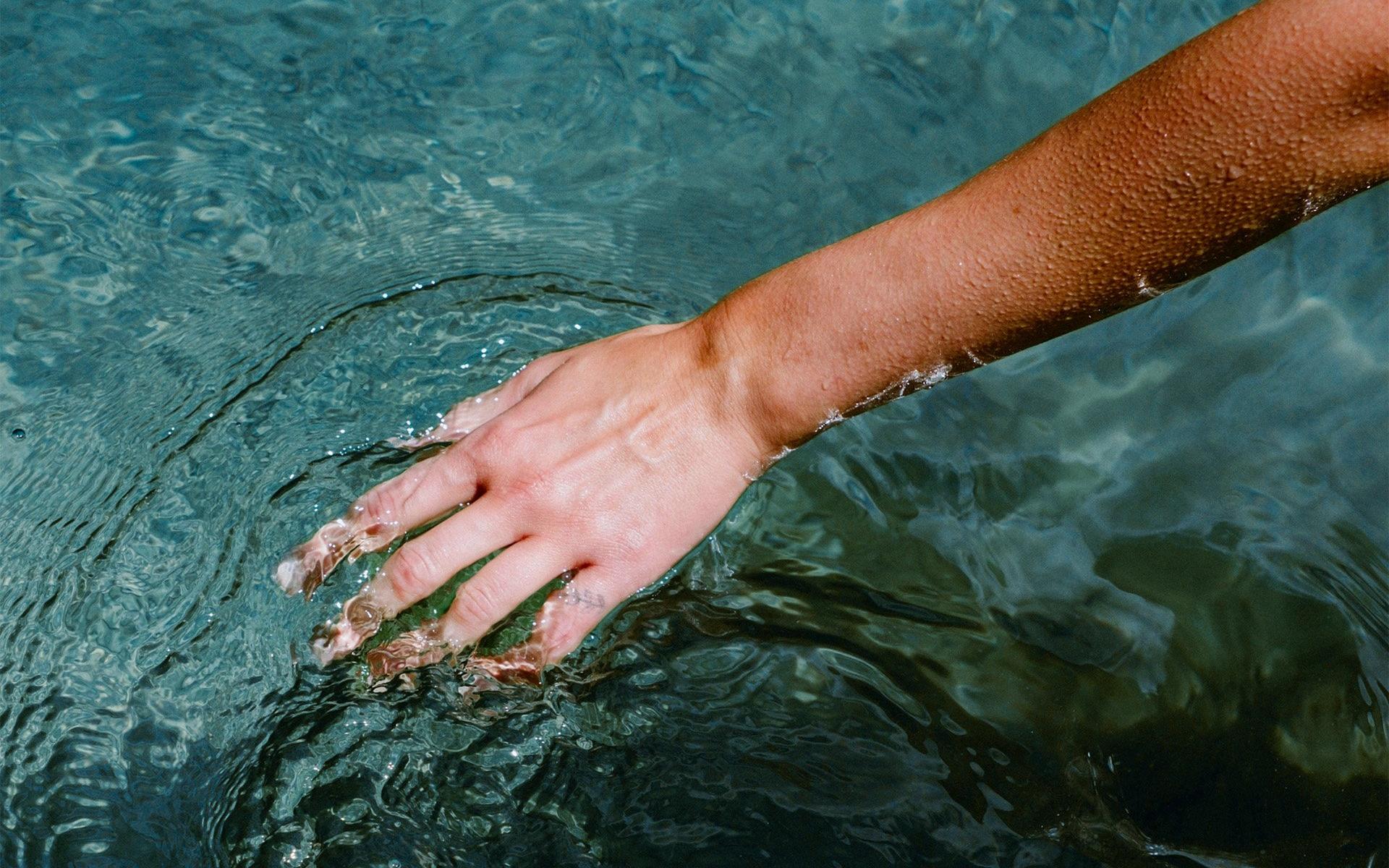 Hand im Wasser