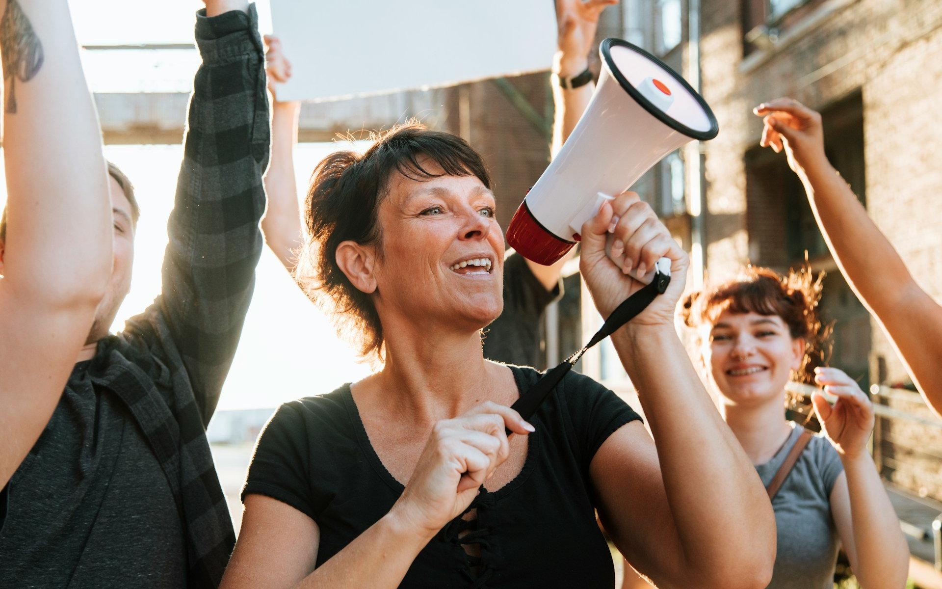 Mit Megaphone durch die Strasse
