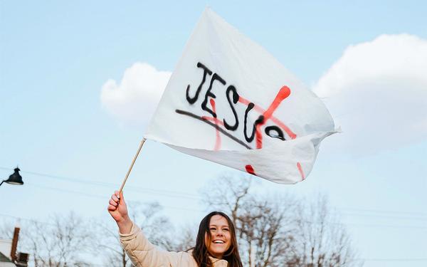 Frau hält Jesus-Flagge