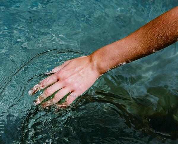 Hand im Wasser