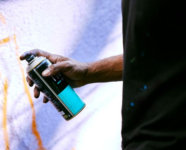 Ein Mann hält eine Spraydose
