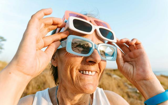 frau-tragt-zwei-paar-sonnenbrillen-im-freien