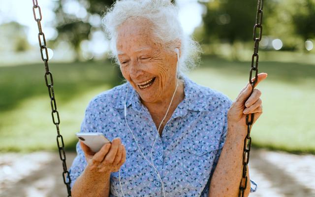 Fröhliche Seniorin