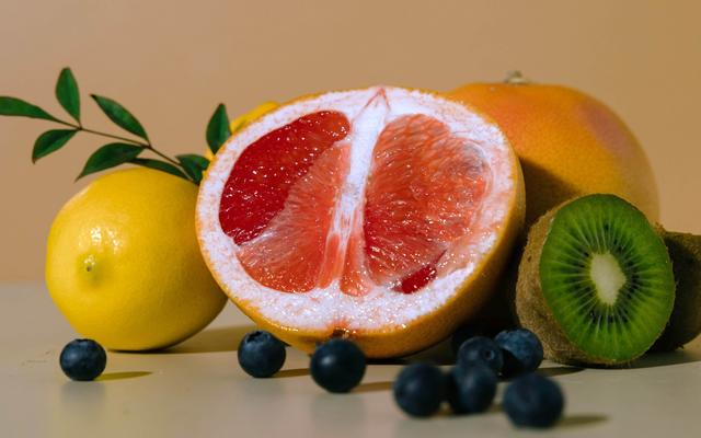 eine-grapefruit-kiwi-zitrone-und-blaubeeren-auf-einem-tisch