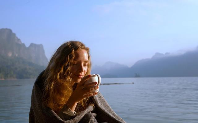 frau-warm-in-der-morgensonne