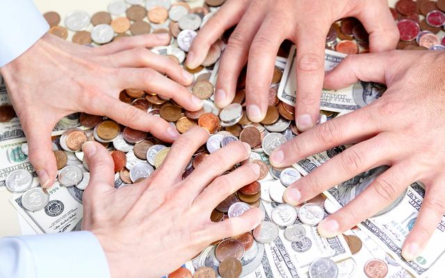 Hände greifen nach Geld