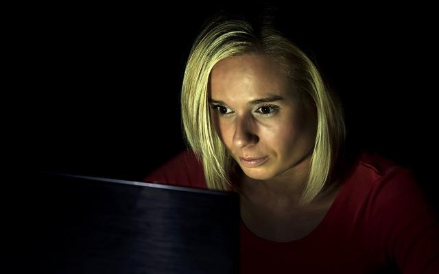Pornosucht, Frau, im Dunkeln, am Bildschirm, Porno (Symbolbild)