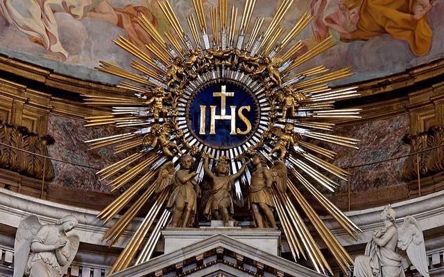 IHS-Monogramm an Altar in römischer Kirche