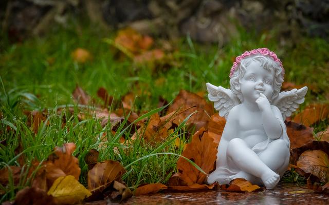 Engelfigur in herbstlicher Umgebung (Symbolbild)