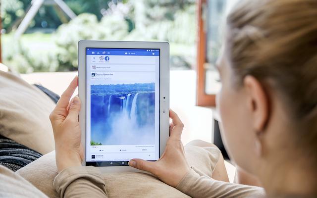 Frau mit Tablet (Symbolbild)