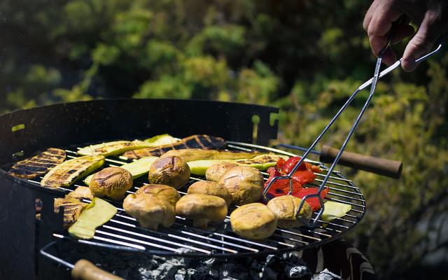 Gemüse und Kartoffeln auf einem Grill