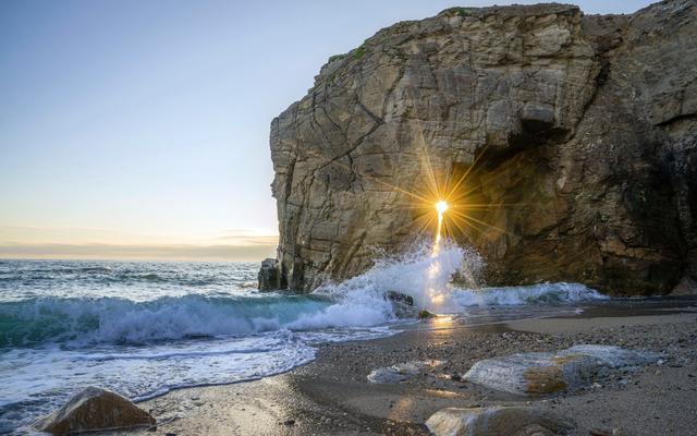 Sonne scheint durch einen Felsen