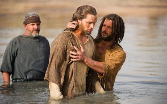 Johannes tauft Jesus im Film «Son of God»